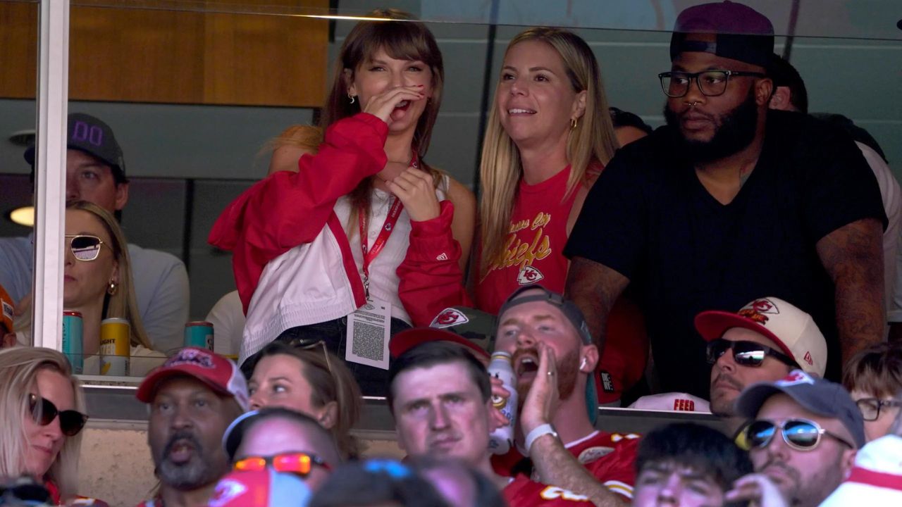Taylor Swift Supports Travis Kelce At Chiefs Game And Sits With His Mom Amid Romance Rumors Funasia