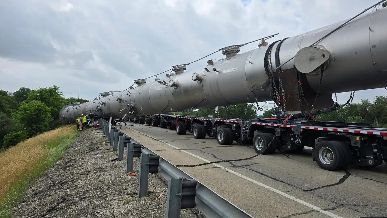 Two Killed in Texas as Oversized Load Falls Off Trailer